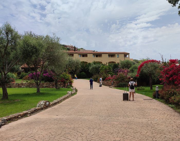 villaggi turistici Sardegna viale di ingresso