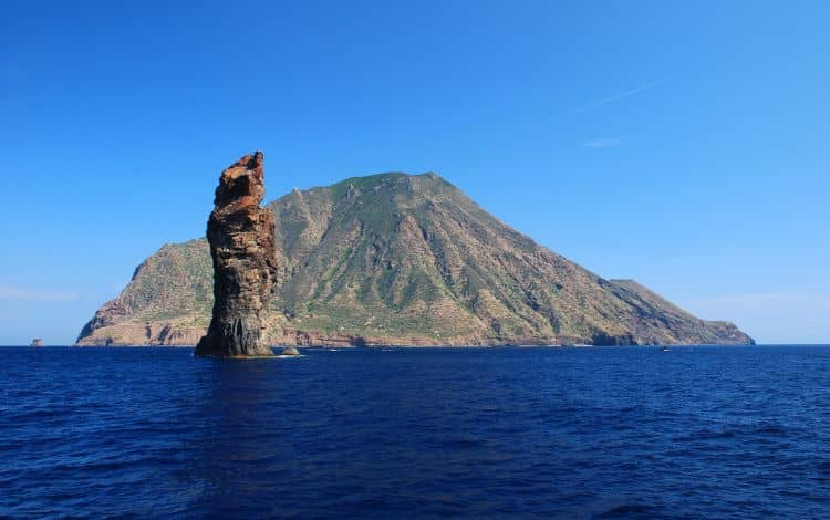 tour isole eolie filicudi. 